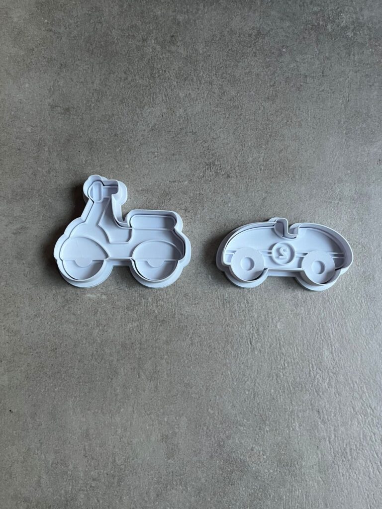 Scooter & Auto Koekjesvormen – Set van 2 🛵🚗