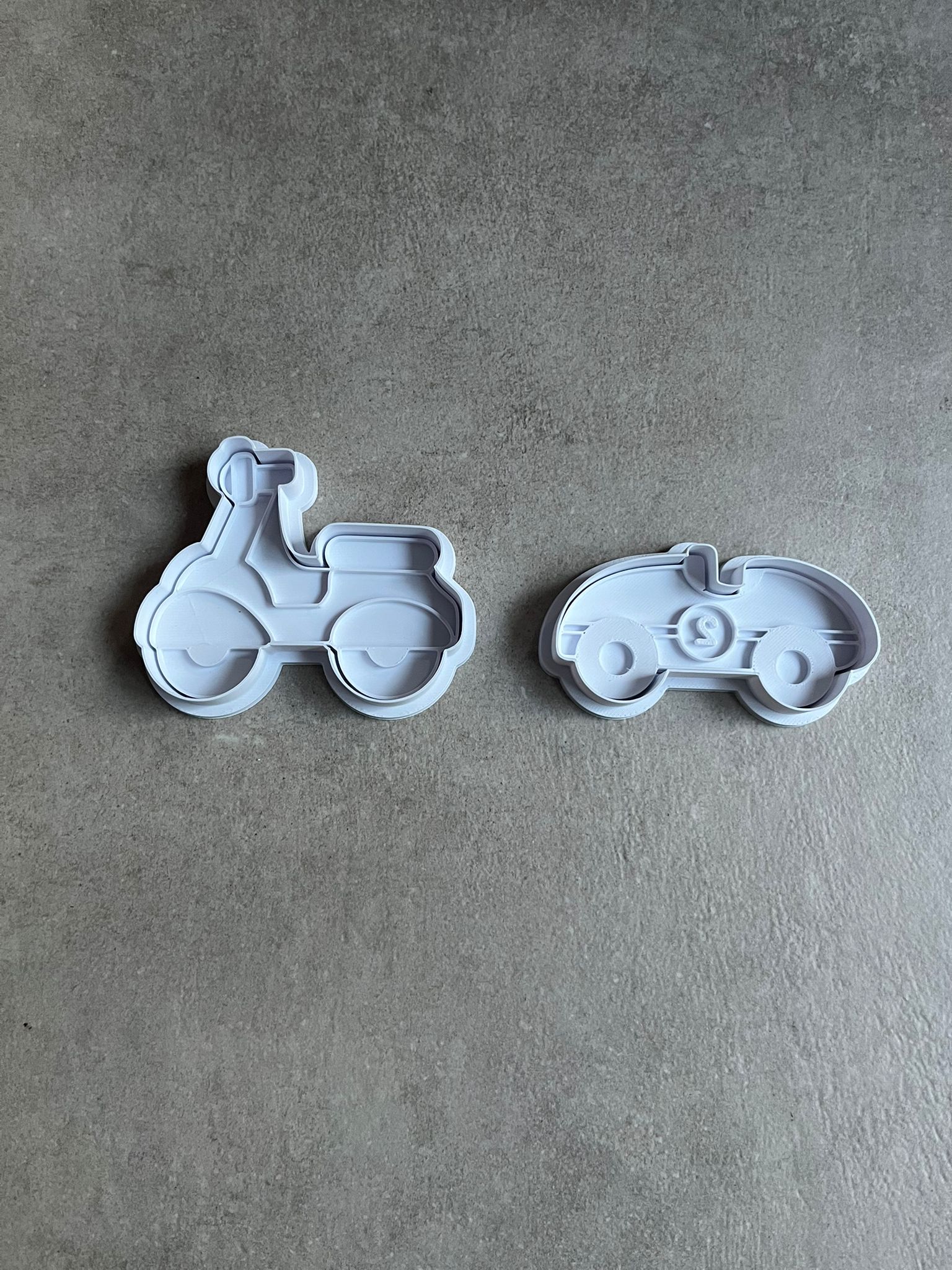 Scooter & Auto Koekjesvormen – Set van 2 🛵🚗